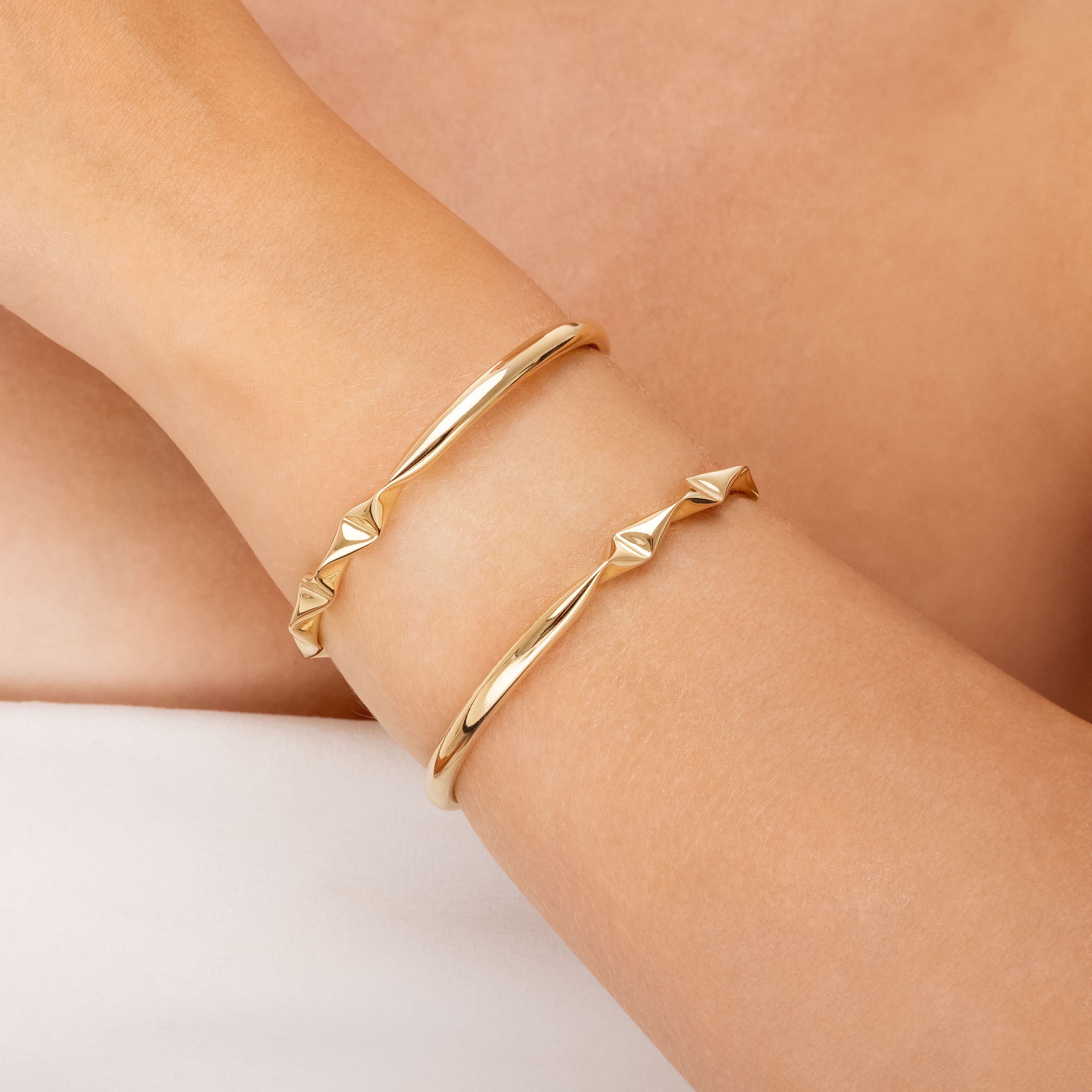 Bracelete Juliette Metade Liso e Metade com Detalhe Banhado a Ouro 18K